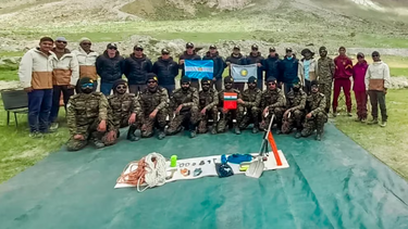 La patrulla de la Argentina y la India que protagonizó la escalada del Monte Kun en el Himalaya (@ejercitoarg)