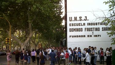 Más de 4 cuadras de cola para rendir en escuelas preuniversitarias