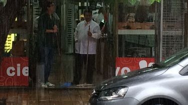 El centro se vio sacudido por la lluvia: calles anegadas y cruces sin semáforo