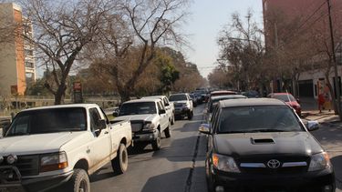 Chacareros de Rawson cortan Av. España en protesta contra Hidráulica