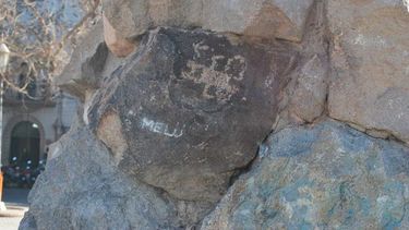 Pasas por ahí pero no los ves: ¿qué dicen los petroglifos de la plaza 25 de Mayo?