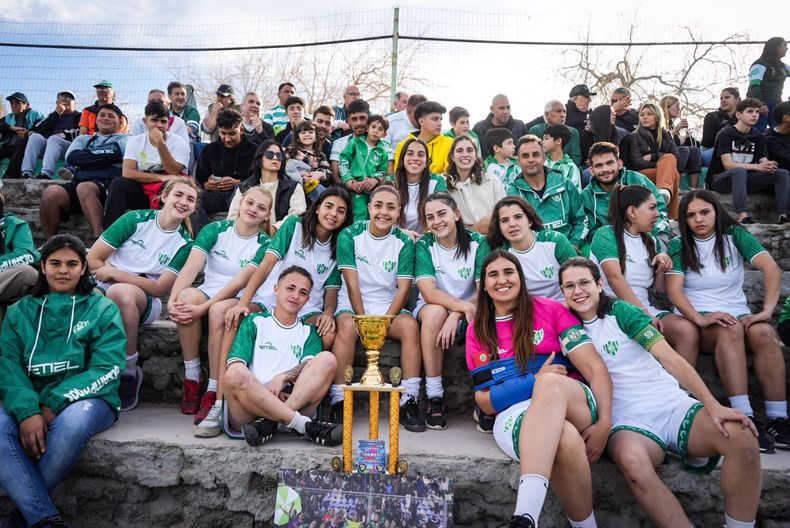 El femenino de Sportivo Desamparados llegó al Serpentario acompañado del trofeo que ganaron hace días frente a San Martín. El femenino de Sportivo Desamparados llegó al Serpentario acompañado del trofeo que ganaron hace días frente a San Martín.