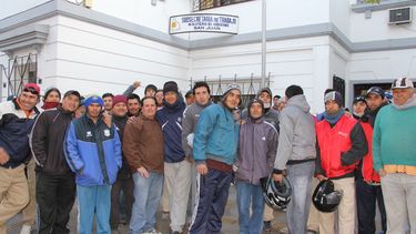 Obreros se manifiestaron en la puerta de la Subsecretaria de Trabajo