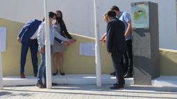 Romina Rosas, acompañada por la Doctora Sandra Gonzales y el jefe de la Zona sanitaria 2, descubrieron la placa ubicada en la explanada del palacio municipal.