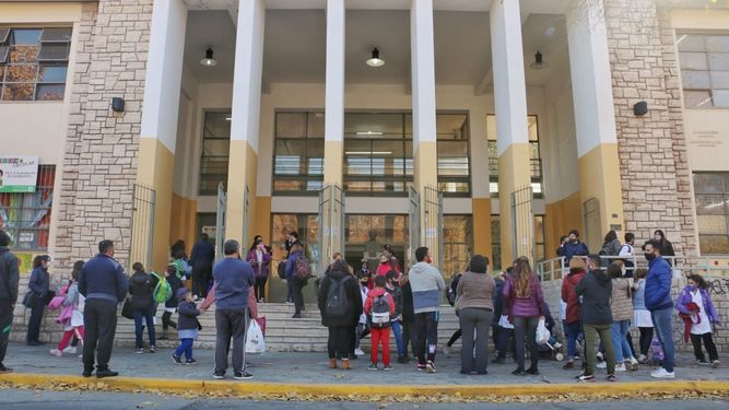 ¿Funciona el protocolo a la salida de las escuelas?, padres sanjuaninos opinan