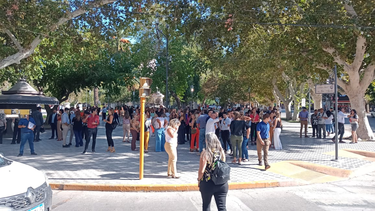 Amontonamiento y revuelo en plena Plaza 25 de Mayo: qué pasó