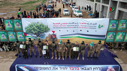 Tensión en Gaza: Israel le exigió a Hamas que deje de hacer ceremonias degradantes en la entrega de rehenes