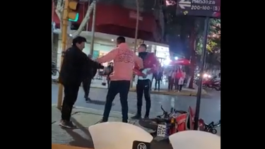 Se re pudrió entre un delivery y el dueño de un bar: a las trompadas en pleno centro