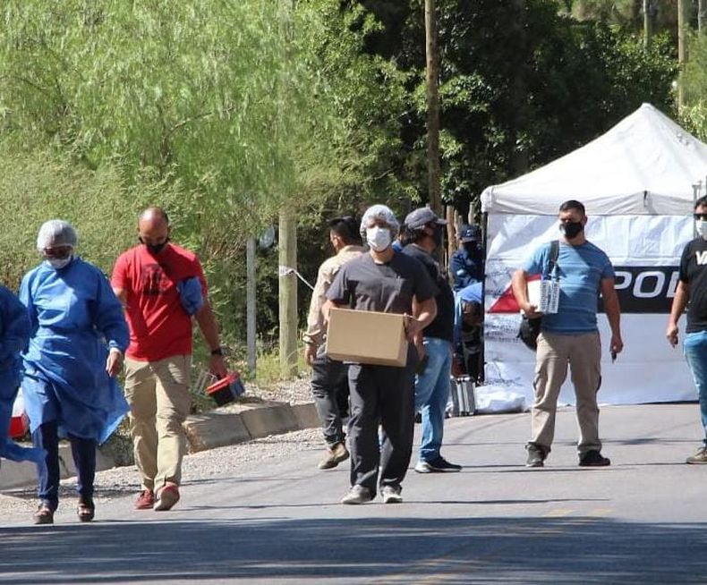 El protagonista en pleno despliegue como perito en una escena policial