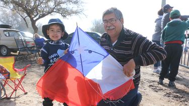El abuelo Hugo Riveros de 62 años y su nieto de 3 años.