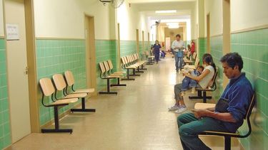 Impresionante foto de un tumor de 4,5 kg extraído en el Marcial Quiroga