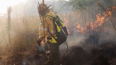 Incendios en Corrientes: la enorme tarea de bomberos sanjuaninos en dos importantes focos