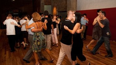 ¿No te vas de vacaciones y no sabés que hacer en el verano? Hay talleres re copados en la UNSJ, mirá