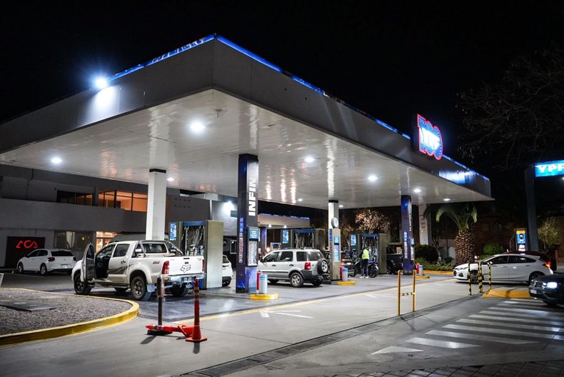 Estación de servicio de YPF, ubicada en la esquina de Avenida Rawson y 9 de Julio, Capital.