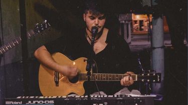 El músico caucetero que le canta al amor ambientado en el cosmos