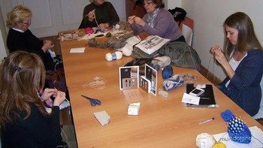 Taller de tejido, clases de apoyo y control médico gratis