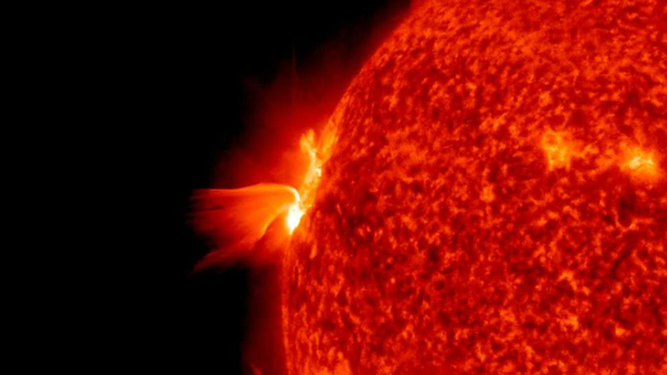 Alerta mundial por repentina aparición de una gigantesca mancha solar