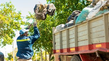 Arrancó la guerra contra la basura en Rawson: Munisaga entregó contenedores y camiones