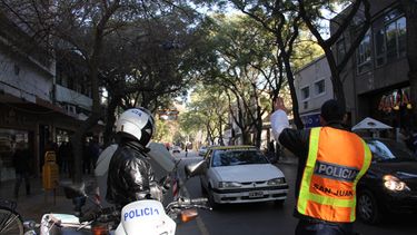 Remises: Ahora la policía requisa a pasajeros