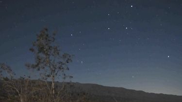 En las imágenes captadas por el astrónomo Eric González en Calingasta, se puede ver las pequeñas luces que se mueven lentamente sobre el cielo sanjuanino nocturno.