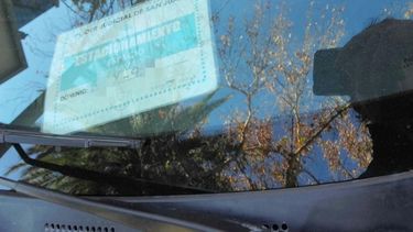 Acusan a jueces de usar obleas “truchas” para estacionar