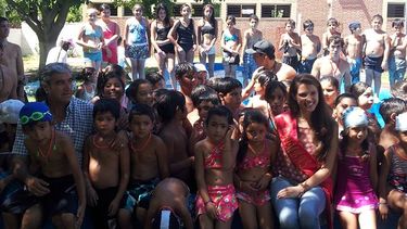 Baile y juegos con la reina en Chimbas