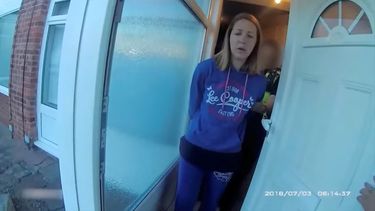 Lucy Letby, en el momento que fue visitada por la Policía.