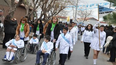 Más de 500 alumnos desfilaron y prometieron a la bandera
