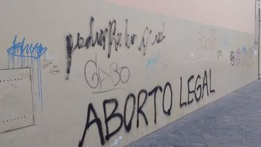 Cruces calientes entre pro vidas y pañuelos verdes tras la detención de dos mujeres en San Juan