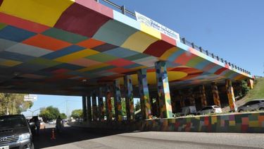 Con un colorido diseño, habilitaron el puente de Abraham Tapia y Acceso Sur