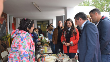 El gobernador Marcelo Orrego se reunión con emprendedores y artesanos de Iglesia.
