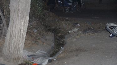 Motociclista muerto: Chocó contra un colectivo y su cuerpo terminó en la acequia
