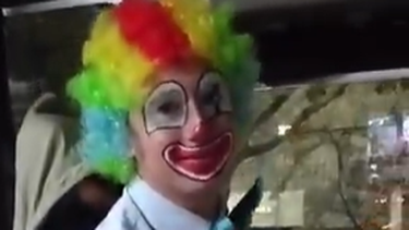 Video: un colectivero sanjuanino se la jugó y terminó vestido de payaso para celebrar el Día del Niño