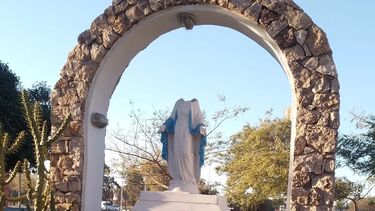 Decapitaron la imagen de la Virgen de la Medalla Milagrosa en Capital