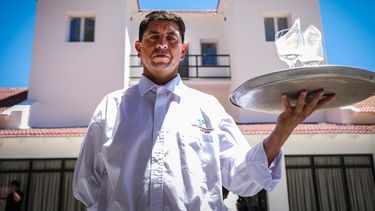 Mario Vega celebra su regreso al Hotel de Pismanta. Él y toda su familia trabajaron en otras épocas en el emprendimiento turístico de Iglesia y ahora fue convocado para volver a ser mozo del lugar.
