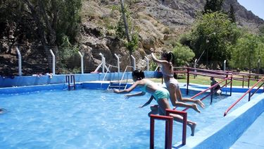 Chapuzones económicos: piletas municipales, otra opción para enfrentar el calor