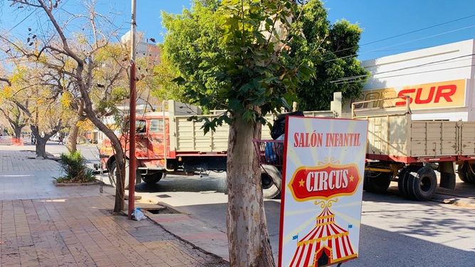 Un camión trabó el tránsito y ocasionó caos: los autos circularon por la vereda
