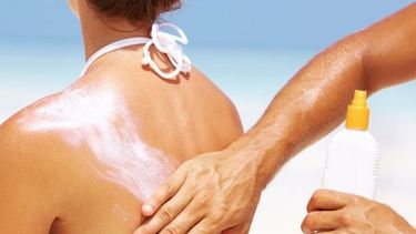 ¿Por qué es importante usar cremas postsolares?