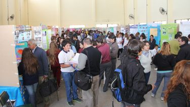 Alumnos de toda la provincia exponen sus trabajos en la E.P.E.T 5 Alumnos de toda la provincia exponen sus trabajos en la E.P.E.T 5