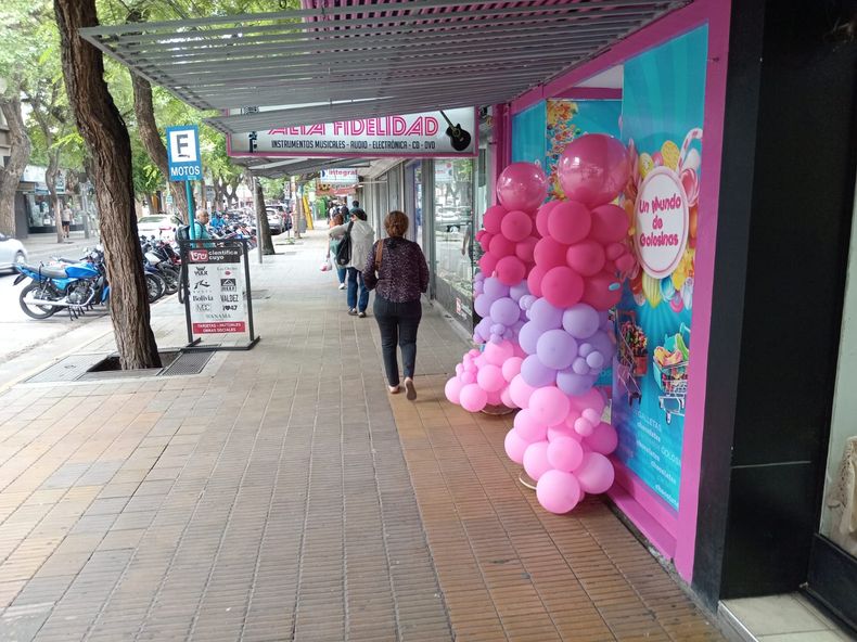 Leonardo cambió de rubro y abrió una tienda de golosinas donde estaba Alta Fidelidad.