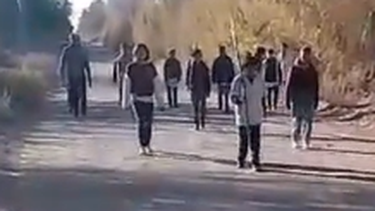 Emotivo momento: así se preparaban en una humilde escuela de Sarmiento para la Promesa de la Lealtad a la Bandera