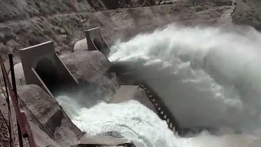 Video: abrieron dos compuertas de seguridad de Los Caracoles por primera vez