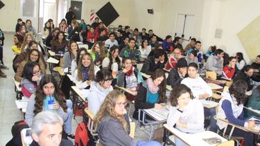 Entregaron becas de transporte a jóvenes de Albardón