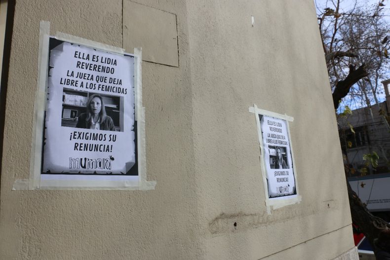 Carteles que quedaron en la puerta de Tribunales. Tiempo de San Juan