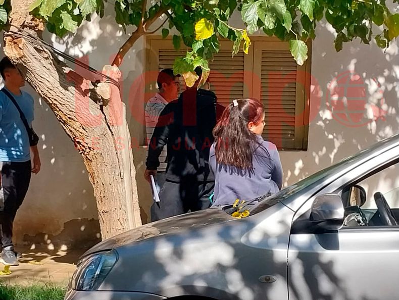 El operativo. Este es el momento en que la Policía junto con la ayudante fiscal Verónica Recio y el fiscal Mario Panetta procedieron a la detención del cura Walter Bustos.