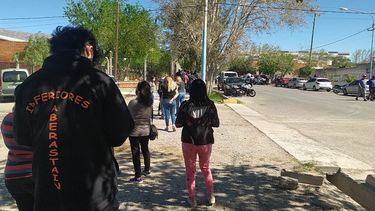 Votar en pandemia, en primera persona: 15 minutos, termómetro y mucha policía