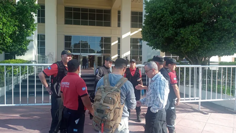 Amenaza de bomba al Centro Cívico: los operativos requirieron cerca de 300  trabajadores y más de $2 millones