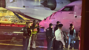 El choque dos aviones en medio de la piesta de un aeropuerto de Nueva York dejó a una persona herida.