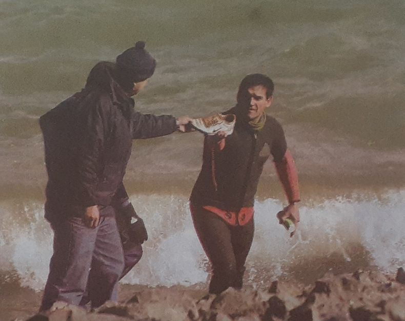 Los buzos de Bomberos hallaron una zapatilla de una de las víctimas. Foto de Diario de Cuyo. Los buzos de Bomberos hallaron una zapatilla de una de las víctimas. Foto de Diario de Cuyo.