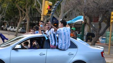 La Pulga y la Araña nos ponen en cuartos, la Plaza 25 se vistió de celeste y blanco